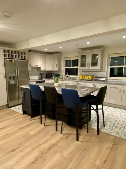 Modern Family Home Касълайлънд Екстериор снимка