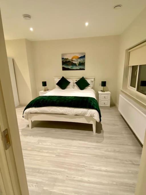 Modern Family Home Касълайлънд Екстериор снимка