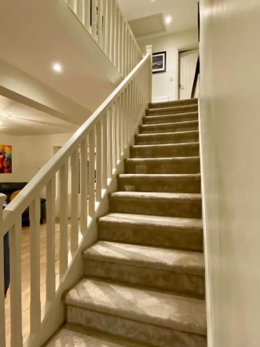 Modern Family Home Касълайлънд Екстериор снимка